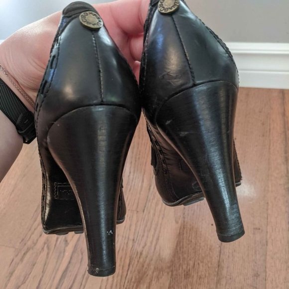 BCBGMAXAZRIA black leather heels with bow - Picture 3 of 4